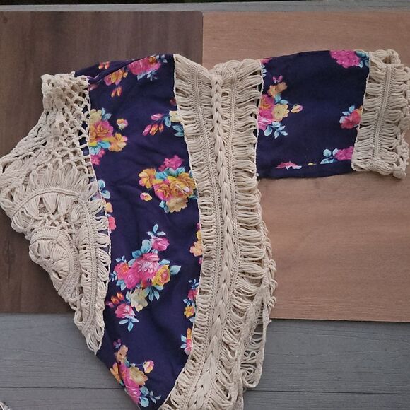 Love J Cream Floral Hippie Flowy Crochet Cover-Up Medium Preowned Good Condition - Picture 6 of 9